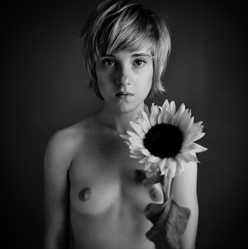 Vincent Littlehat with Sunflower-Rolleiflex SL66 - Studio Portrait Photography