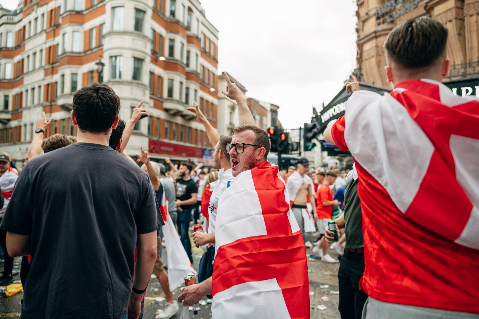 決勝戦前に騒ぐイギリスのサッカーファン - 写真 4402